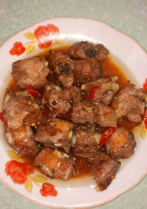 Hình của món Sườn kho rim mặn ngọt.