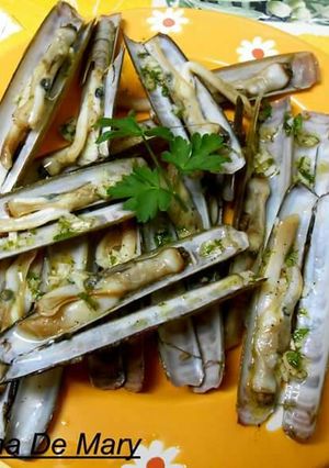 Una foto de Navajas a la plancha con salsa verde