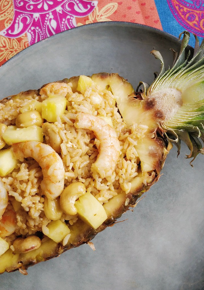 Una foto de Khao Pad Saparod (Arroz thailandes frito con piña)