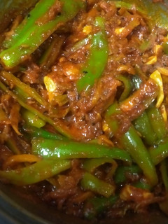 हरी मिर्च और कच्चे आम का आचार (Hari mirch aur kachhe aam ka achar recipe in hindi) रेसिपी मुख्य फोटो