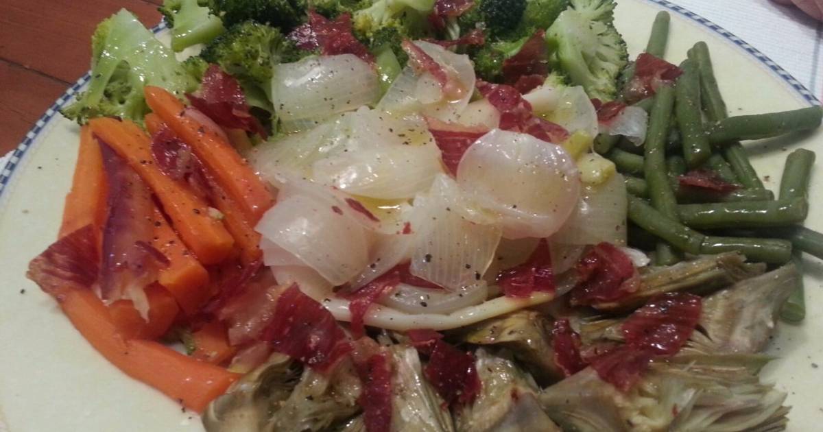 Steamed vegetables with crispy Iberian ham