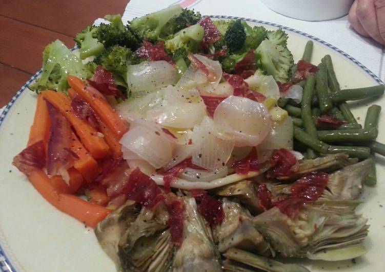 Steamed vegetables with crispy Iberian ham