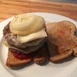 Hamburguesa con pimiento caramelizado, cebolla caramelizada y queso brie