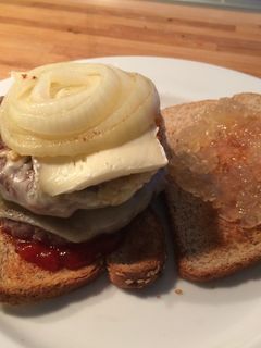 Una foto de Hamburguesa con pimiento caramelizado, cebolla caramelizada y queso brie