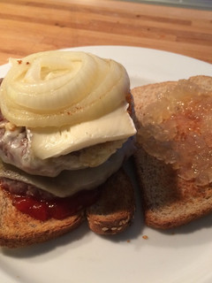 Una foto de Hamburguesa con pimiento caramelizado, cebolla caramelizada y queso brie