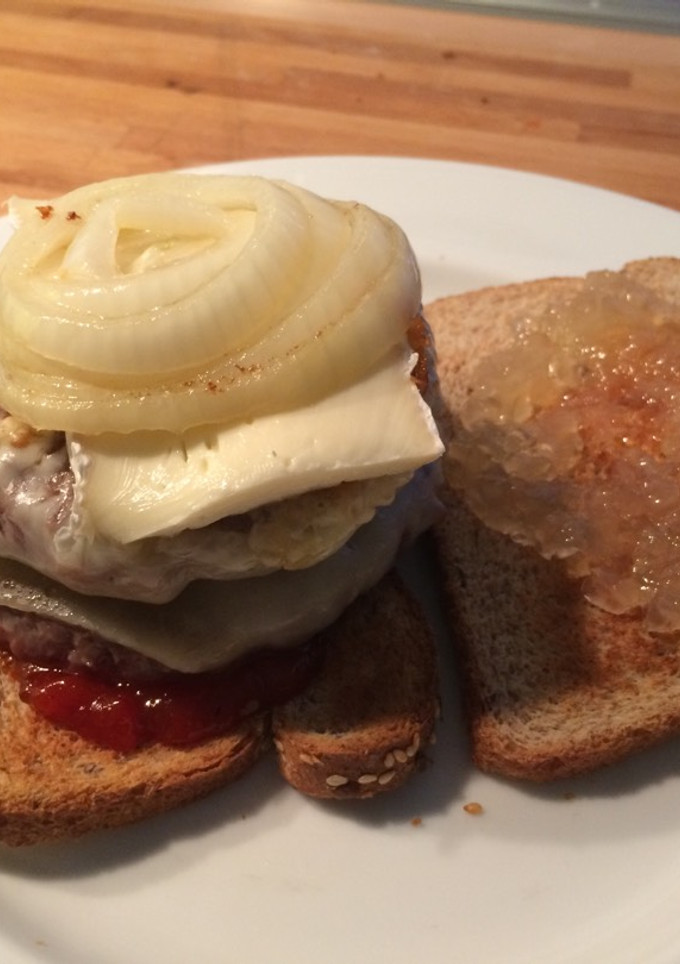 Una foto de Hamburguesa con pimiento caramelizado, cebolla caramelizada y queso brie