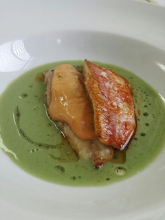 Una foto de Salmonete con parmentier de su hígado y jugo de alcachofa