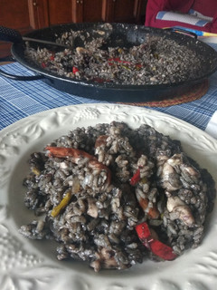Una foto de Arroz negro de calamares y langostinos