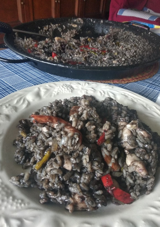 Una foto de Arroz negro de calamares y langostinos