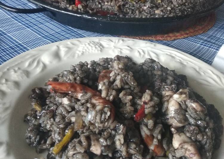 Arroz negro de calamares y langostinos