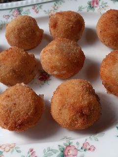 Una foto de Croquetas de patata, queso y anchoas