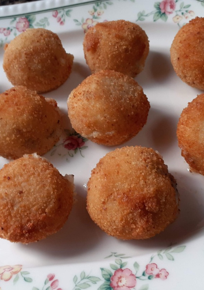 Una foto de Croquetas de patata, queso y anchoas