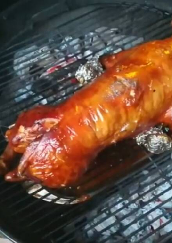 Una foto de Cochinillo asado en Barbacoa
