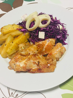 Una foto de Lenguado 🐟 con Papas 🥔 Al horno y Ensalada de Repollo Rojo y Palmitos! 🥗