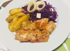Una foto de Lenguado 🐟 con Papas 🥔 Al horno y  Ensalada de Repollo Rojo y Palmitos! 🥗