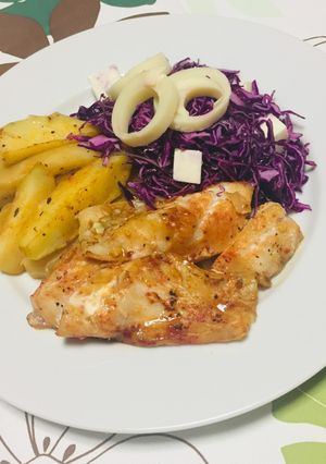 Una foto de Lenguado 🐟 con Papas 🥔 Al horno y  Ensalada de Repollo Rojo y Palmitos! 🥗