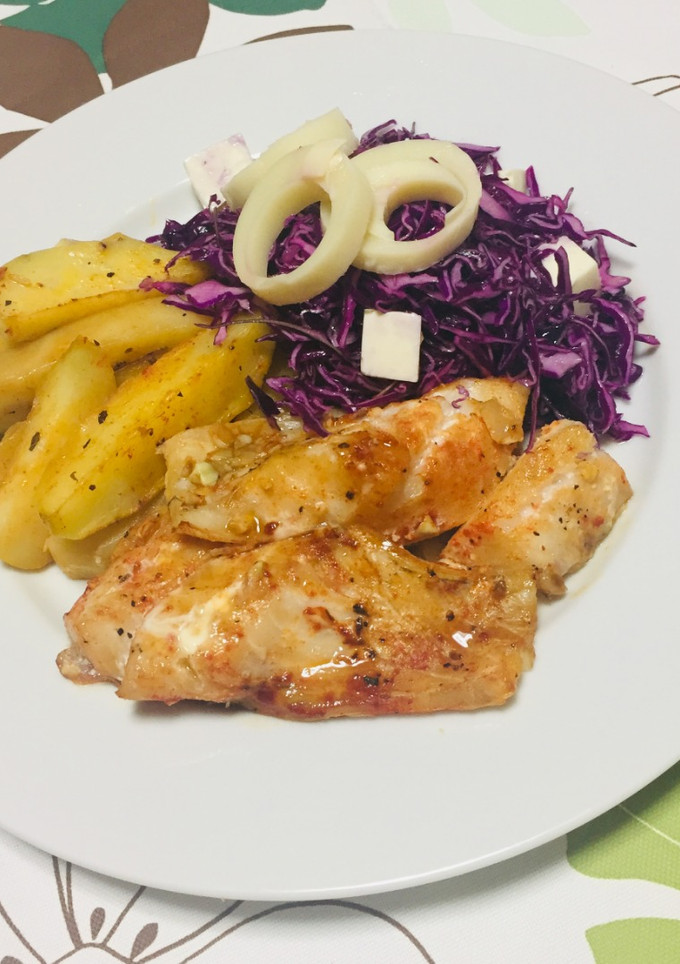 Una foto de Lenguado 🐟 con Papas 🥔 Al horno y  Ensalada de Repollo Rojo y Palmitos! 🥗