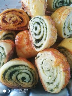 Kapros, juhtúrós, szalámis háromszög recept fotója