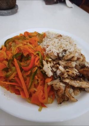 Una foto de Pescado con verduras salteadas al wok