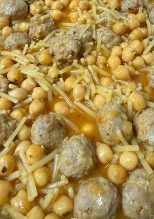 Una foto de Fideos con Garbanzos y Bolitas de Carne