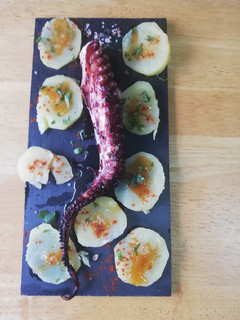 Una foto de Patas de Pulpo a la brasa con patatas cocidas con toque pimentón