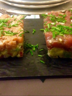 Una foto de Tartar de atún y de salmón