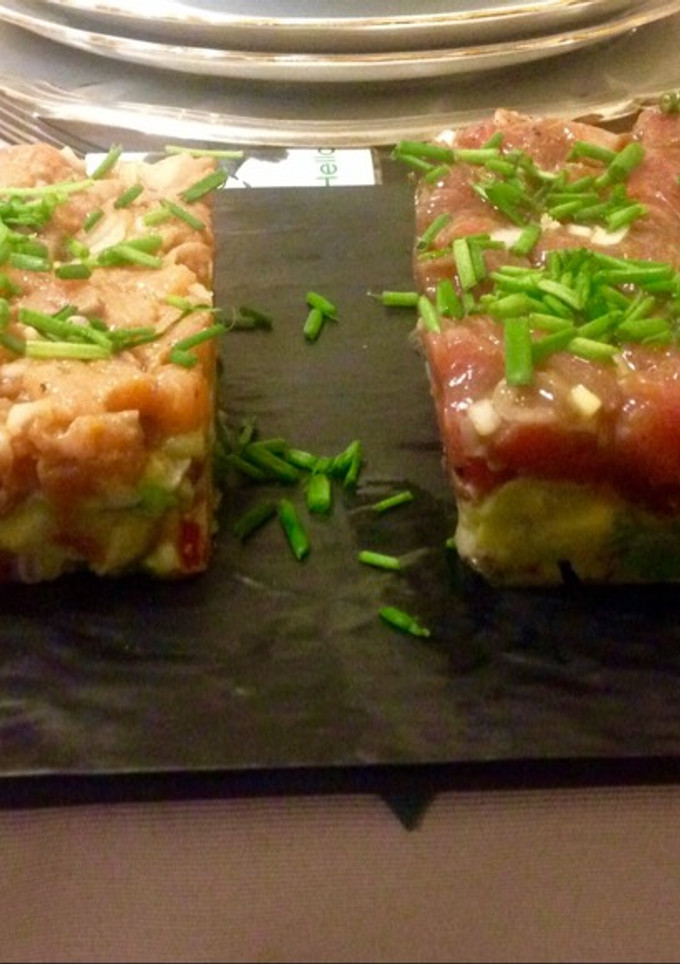 Una foto de Tartar de atún y de salmón