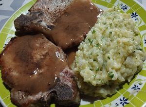 Una foto de Costillitas de cerdo a la pimienta con arroz Recuerdo de mi Nonna 😍
