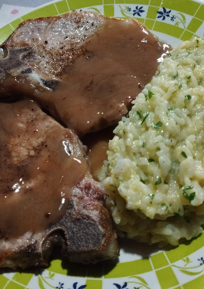Una foto de Costillitas de cerdo a la pimienta con arroz Recuerdo de mi Nonna 😍
