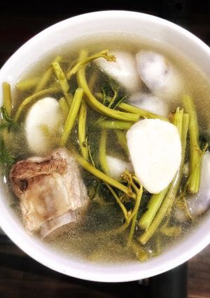 Hình của món Canh sườn, khoai sọ, rau nhút.