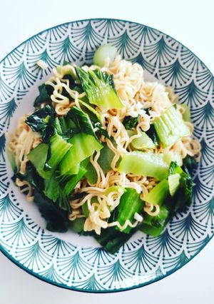 Une photo de Poêlée de chou Pak choy & nouilles chinoises