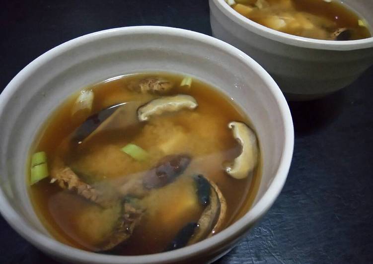 Miso soup with Tofu and mushrooms (sup miso tahu jamur)