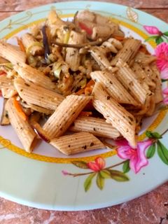 Una foto de Wok de Fideos Integral y vegetales