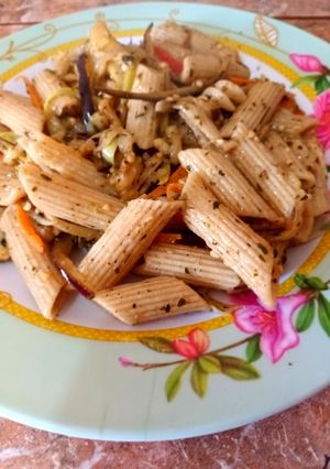Una foto de Wok de Fideos Integral y vegetales