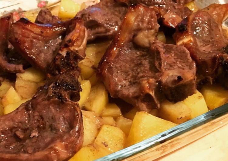 Costolette di agnello marinate con le patate