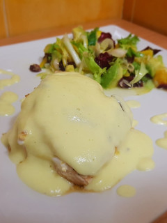 Una foto de Salmón con salsa de mango y yogur con ensalada naranja y aguacat