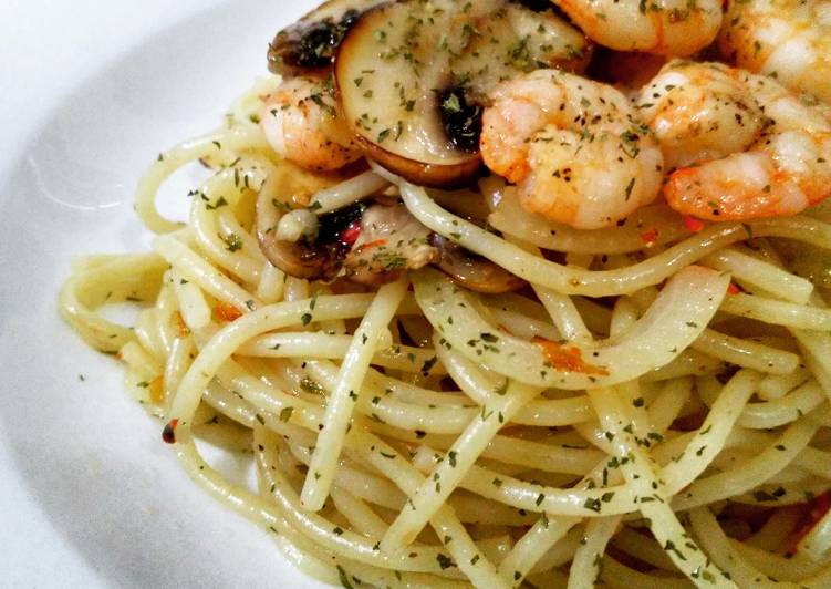 Spageti aglio olio with prawn and mushroom