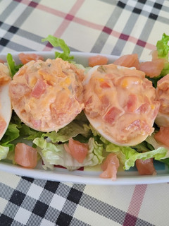 Una foto de Huevos mimosa de salmón ahumado Marisa