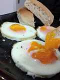 Huevos fritos en freidora de aire