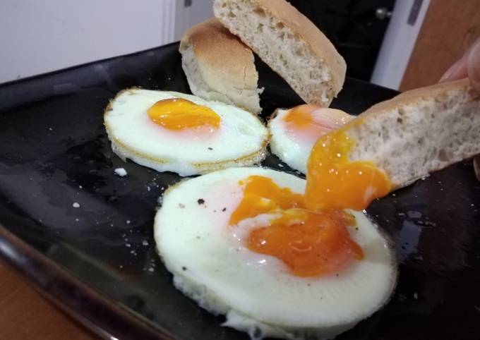Huevos fritos en freidora de aire Receta de Claudia Isabel- Cookpad