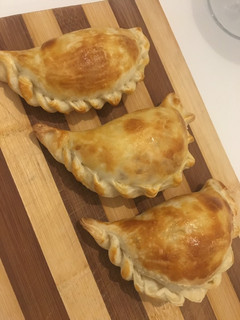 Una foto de Empanadas de carne cortada a cuchillo