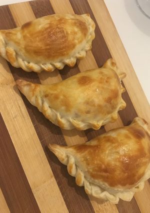 Una foto de Empanadas de carne cortada a cuchillo