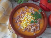 Una foto de salmorejo con manzana