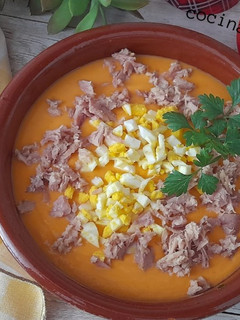 Una foto de Salmorejo o porra antequerana con manzana