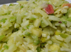 Una foto de Ensalada fresca de pepino, manzana y tomate verde🍏🧅🍅🥒🥙🥗