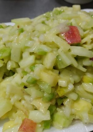 Una foto de Ensalada fresca de pepino, manzana y tomate verde🍏🧅🍅🥒🥙🥗