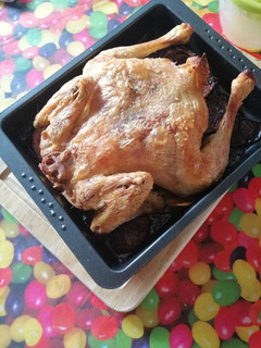 Una foto de Pollo asado con cama de patatas al limón