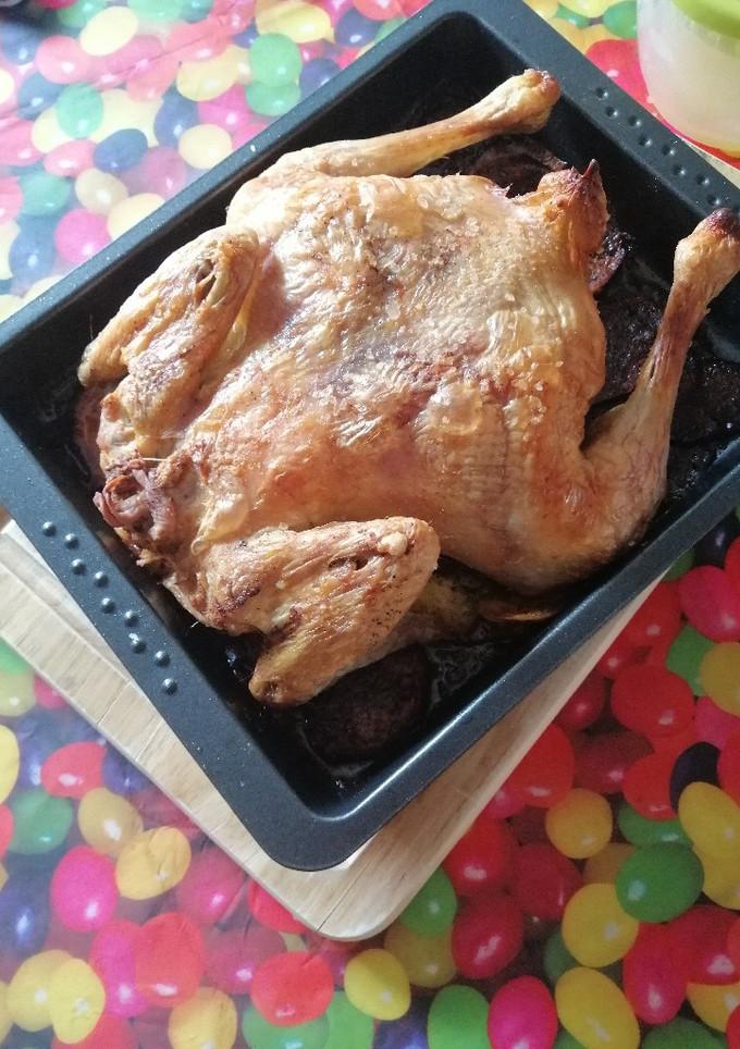 Una foto de Pollo asado con cama de patatas al limón