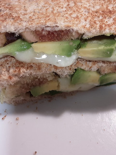 Una foto de Sándwich de aguacate, queso brie y higos