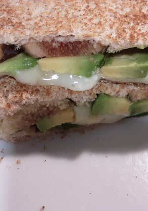 Una foto de Sándwich de aguacate, queso brie y higos